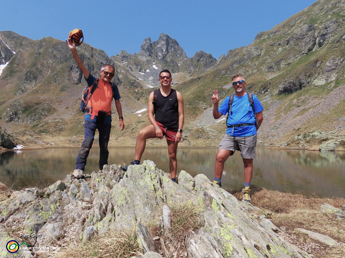 01 Al Lago di Ponteranica sup. (2116 m) con Valletto.JPG